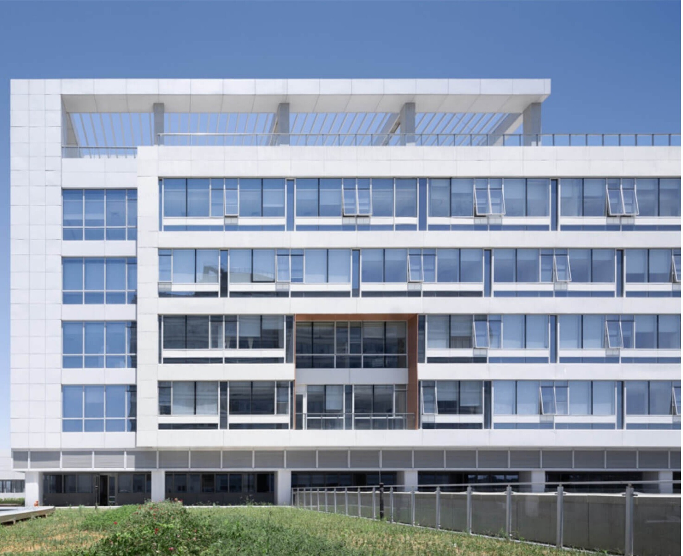 BEO Hospital exterior with white facade in Chengdu